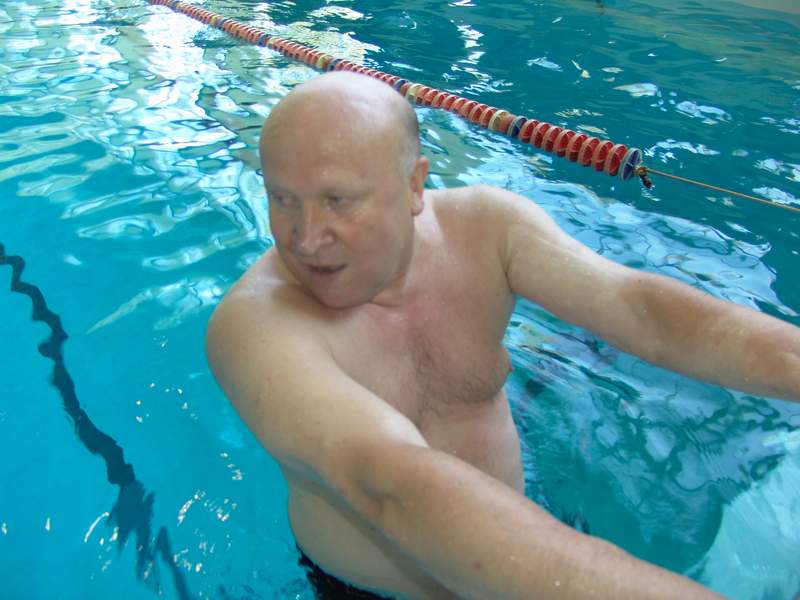 Губернатор Нижегородской области Валерий Шанцев первый пришел к финишу в заплыве на 50 м в открывшемся после реконструкции плавательном бассейне Дельфин в Нижнем Новгороде