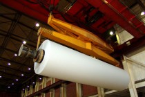 Готовый рулон газетной бумаги достигает нескольких метров в длину