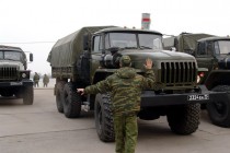 Военная автоинспекция расставляет автомобили на Нижневолжской набережной