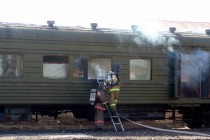 Пожарные ликвидируют возгорание в вагоне