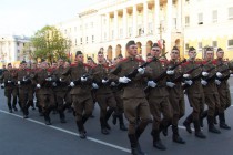 Историческая часть Парада – военнослужащие, одетые в форму красноармейцев