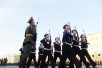 Историческая часть Парада – военнослужащие, одетые в форму военно-морского флота