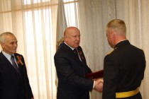 Валерий Шанцев и Григорий Рапота вручают награды старшим парадных расчетов