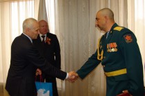 Валерий Шанцев и Григорий Рапота вручают награды старшим парадных расчетов