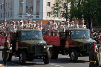 В автомобилях, стилизованных под знаменитые полуторки (ГАЗ-АА) проезжают ветераны Великой Отечественной войны