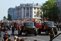 В автомобилях, стилизованных под знаменитые полуторки (ГАЗ-АА) проезжают ветераны Великой Отечественной войны