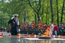 Ветеран у мемориала памяти Вечный огонь в нижегородском кремле
