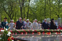 Траурная церемония по погибшим в годы войны (Кремль, мемориал памяти Вечный огонь)