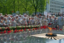 Ветераны возложили цветы к мемориалу памяти Вечный огонь