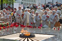 Ветераны возложили цветы к мемориалу памяти Вечный огонь