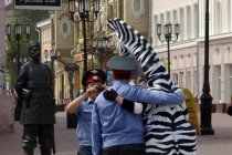 Сотрудники УГИБДД ГУВД по Нижегородской области фотографируются с зеброй на память