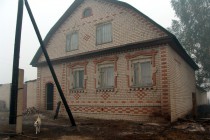 Единственный дом в селе, который выдержал пожар. с. Верхняя Верея. Фото на следующий день после пожара