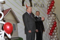 Губернатор Нижегородской области Валерий Шанцев вручил ключи от новых домов погорельцам, переехавшим в микрорайон Боталово-4 (02.11.2010)