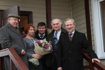 Губернатор Нижегородской области Валерий Шанцев зашел в гости к некоторым новоселам (02.11.2010)