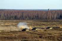 Колонна  танков Т-80 ведет огонь на ходу по условному противнику