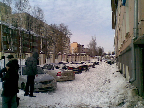 Более 10 автомобилей повреждены в результате схода снега с крыши офисного здания на улице Полтавская, 32 в Нижнем Новгороде (фото, видео ГТРК Кремль)