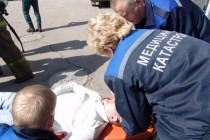Врачи скорой помощи проводят реанимационные действия с условным пострадавшим