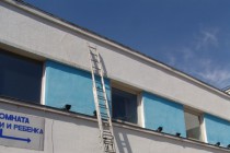 Трехсекционная раздвижная лестница позволяет быстро подняться на крышу