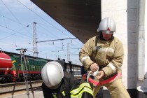 Пожарные разворачивают рукава из пожарного поезда