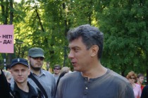 Получив плакат Борис Немцов начал демонстрировать его журналистам