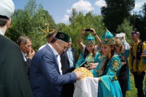 Сити-менеджера угостили татарским народным блюдом чак-чак