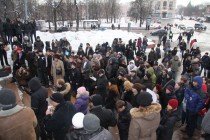 Участники несанкционированного митинга За честные выборы на площади Минина и Пожарского