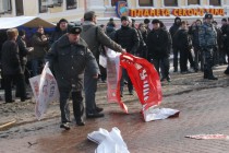 Полиция убирает плакаты, с антиправительственными лозунгами