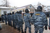 Бойцы ОМОН блокировали движение по ул. Большая Покровская