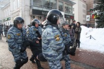 Полиция задерживает участников шествия