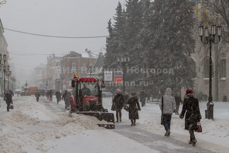 Сильный снегопад парализовал движение на основных магистралях Нижнего Новгорода