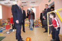 Губернатор поиграл с детьми в футбол