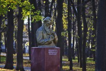 Памятник Ивану Кулибину в парке