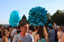 Вручение праздничных воздушных шаров перед концертом