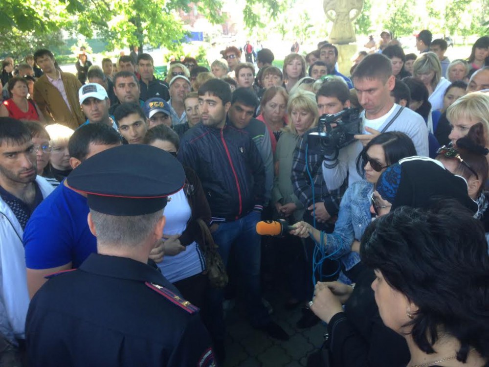 Митинг работников Канавинского рынка против ликвидации открытых рядов проходит у здания администрации Нижнего Новгорода