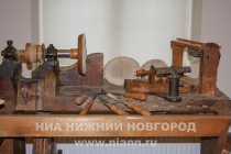 Экспонат музея - станок и инструменты для обработки янтаря