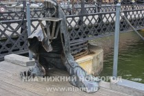 Клайпеда известна своими необычными памятниками и скульптурами - этот Черный призрак как бы выходит из воды на сушу