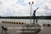 Даже памятники в Клайпеде связаны с морской тематикой - напротив порта установлена скульптура мальчика, провожающего отца в море