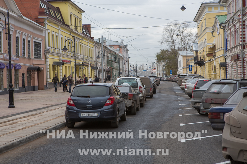 Глава администрации города Олег Кондрашов выразил недовольство тем, что автомобилисты паркуются на тротуарах на улице Рождественской