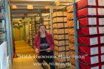 Сотрудница архивной службы в хранилице Государственного общественно-политического архива Нижегородской области