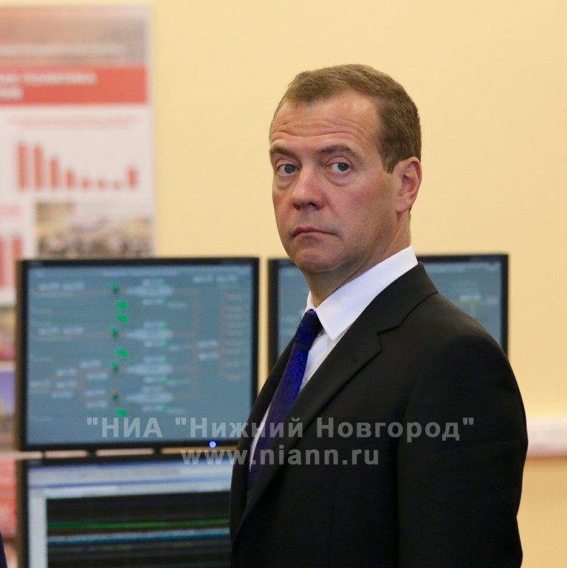 Есть необходимость обсудить вопрос о сроке обращения на российском рынке бензина четвертого класса, - Дмитрий Медведев