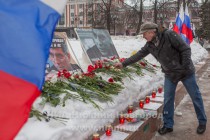 Нижегородцы возлагают цветы к импровизированному мемориалу памяти Бориса Немцова на Театральной площади