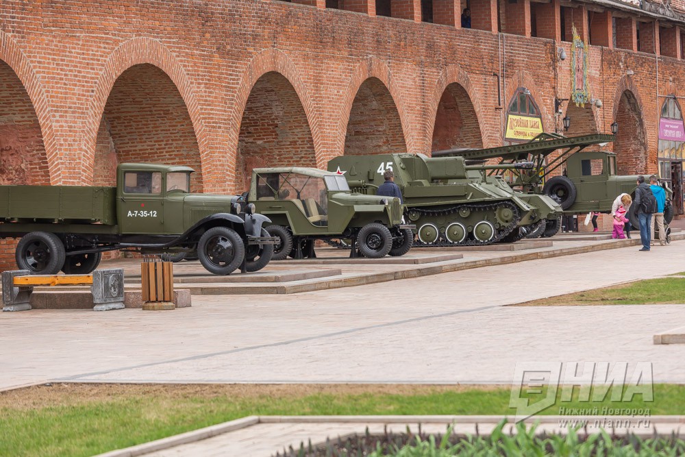 Экспозицию военной техники в Нижегородском кремле