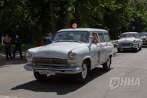 Раритетные автомобили проехали также через ворота Главной проходной Горьковского автозавода, как проезжали много лет назад