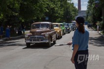 Раритетные автомобили проехали также через ворота Главной проходной Горьковского автозавода, как проезжали много лет назад