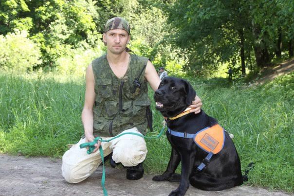 Волонтер и поисковая собака Агат из кинологического сообщества ОНИКСС в Нижнем Новгороде, обнаружившие потерявшуюся в лесу женщину