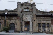 Элемент фасада дома по ул. Пискунова, 37.