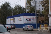 Разрушенное здание по ул. Большой Печерской, 12. Остов обнесен синим забором, который там присутствует на протяжении многих лет. (планируется реконструкция).