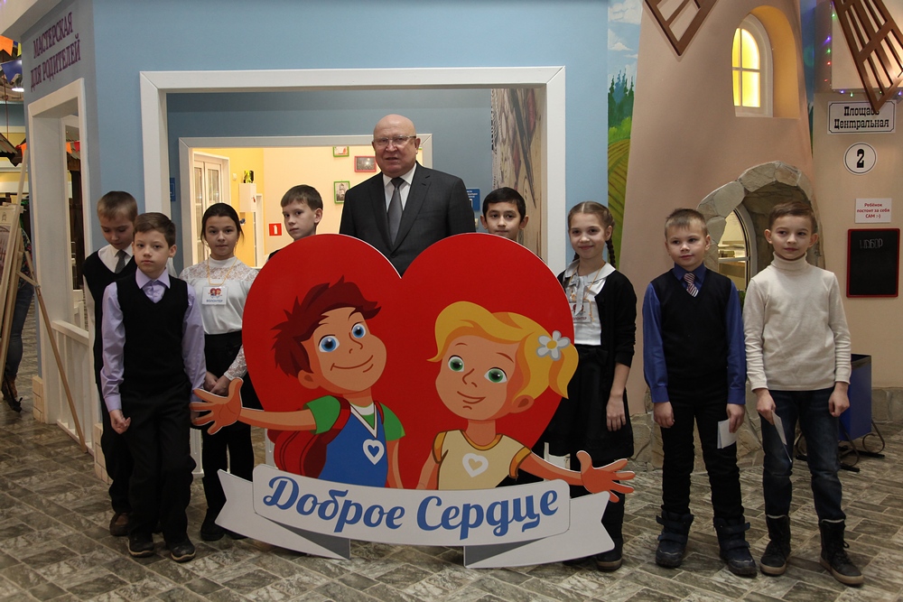Нижегородский губернатор Валерий Шанцев с детьми на открытии проекта Доброе сердце