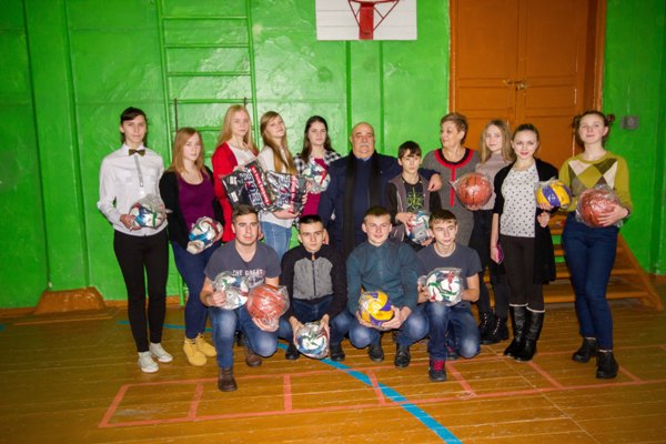 Единая Россия приступила к передаче спортинвентаря нижегородским школам в рамках акции Детский спорт