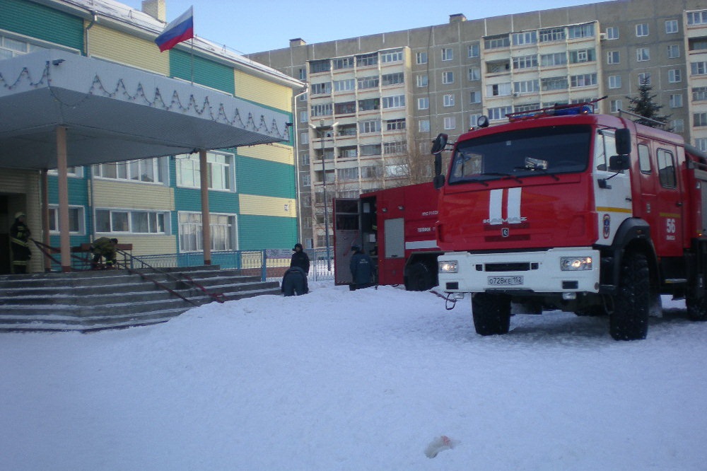 Почти 400 человек было эвакуировано из-за пожара в школе №3 в Выксе Нижегородской области 25 января